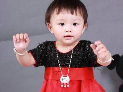 宝宝戴金好还是戴银好