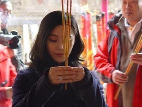 算命与烧香：穷人算命，富人上香