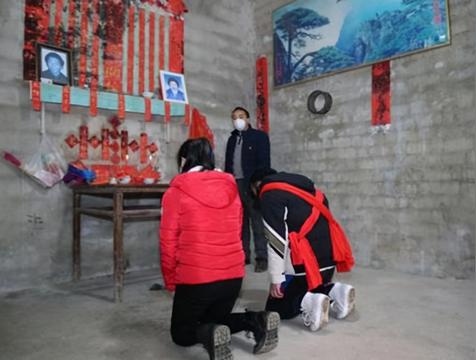 磕头的讲究 磕几个头(磕头礼仪场景