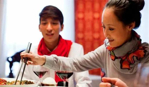 男怕八月，女怕腊月是什么意思