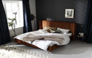 床靠两面墙、家中遭病殃什么意思