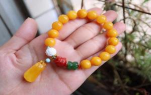 蜜蜡手串戴左手还是右手（盘玩和保养