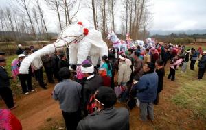 出殡走丧，棺柩在前还是人在前