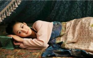 床头放镜子好不好