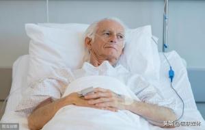 阳寿已尽的老人表现掀被子
