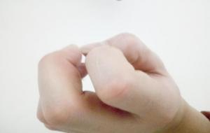 前世爱人的特征,在左手食指留下了痕