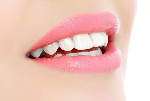 门牙大的女人面相（门牙大的寓意与命运）