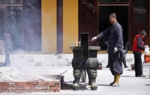 去寺庙烧香的规矩和忌讳
